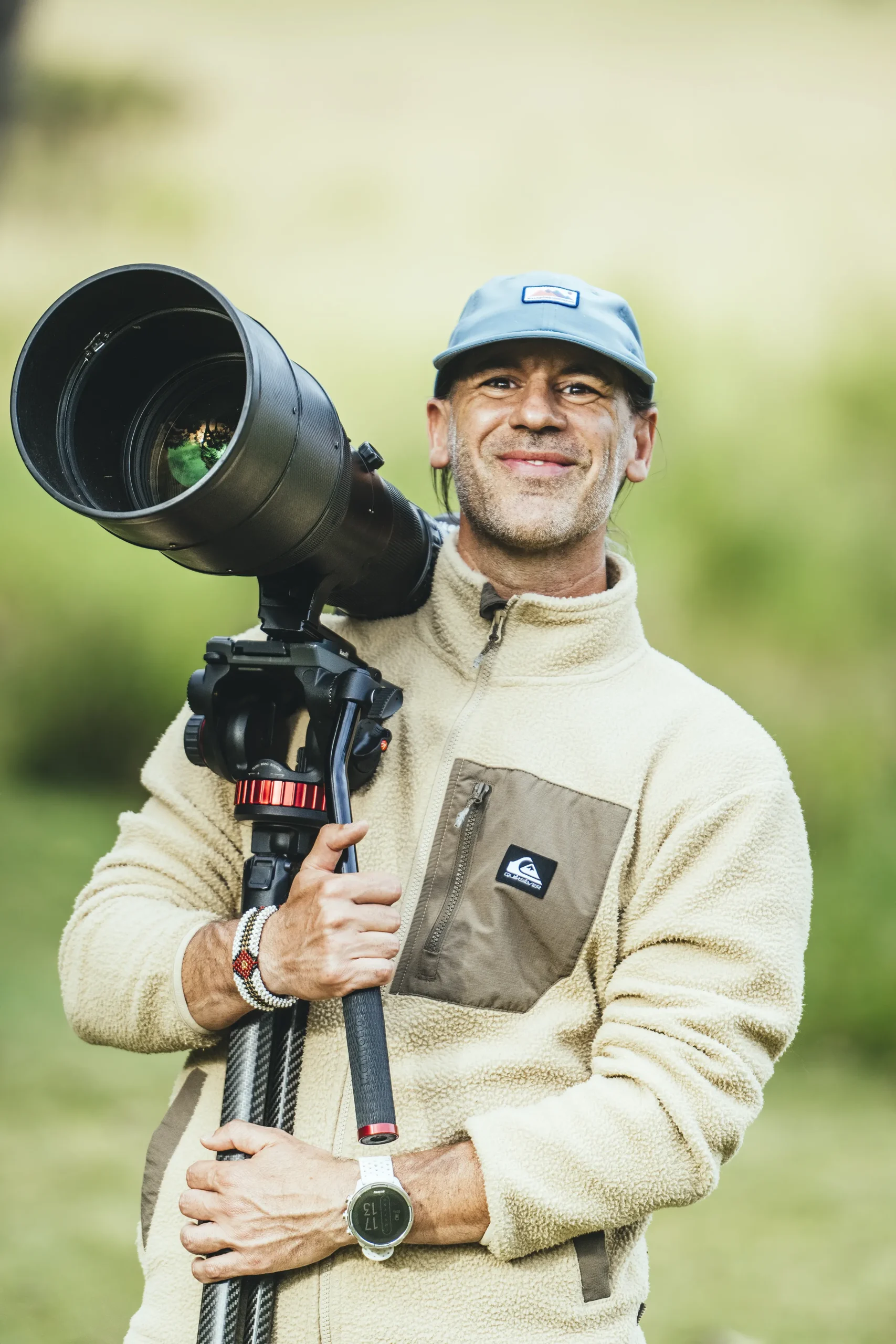 Nando Morales holding a long lens for professional wildlife photography